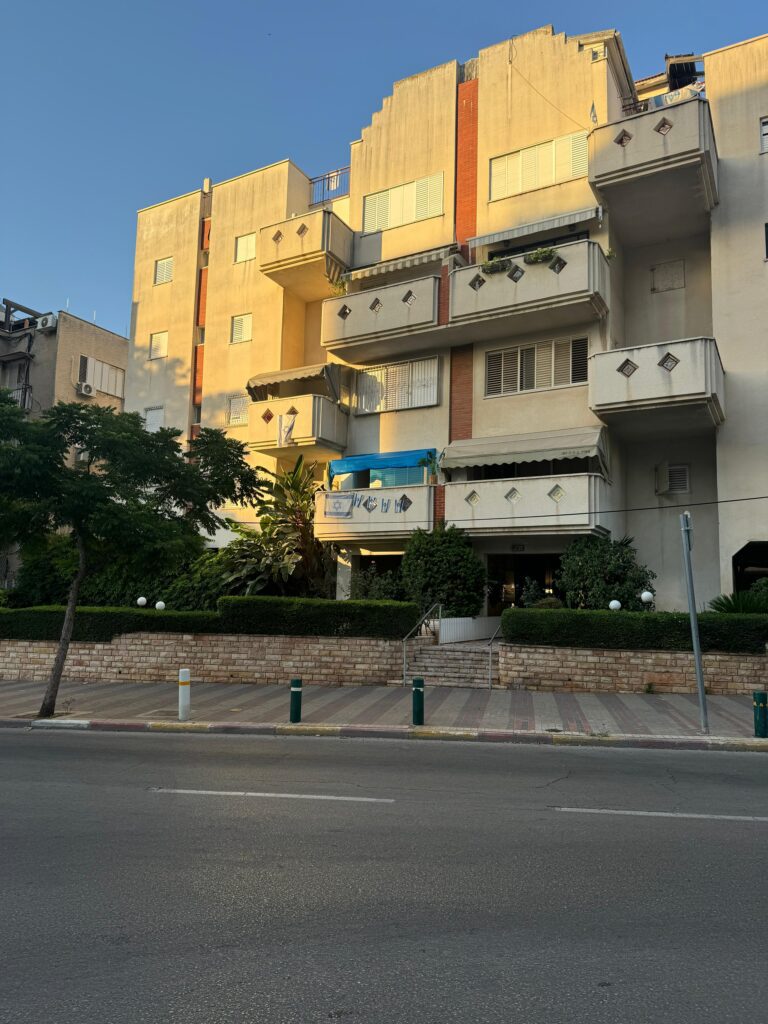 בן דוד 21 מחנה יהודה פתח תקווה